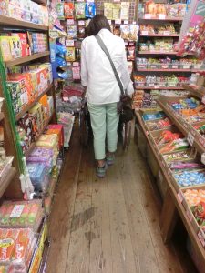 商店街の中にある駄菓子屋です。