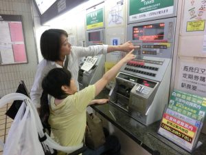 最寄駅の券売機で切符を購入しているところです。