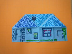 簡単な折り方で家づくり 屋根瓦・窓・扉を描くことでその人らしい家に